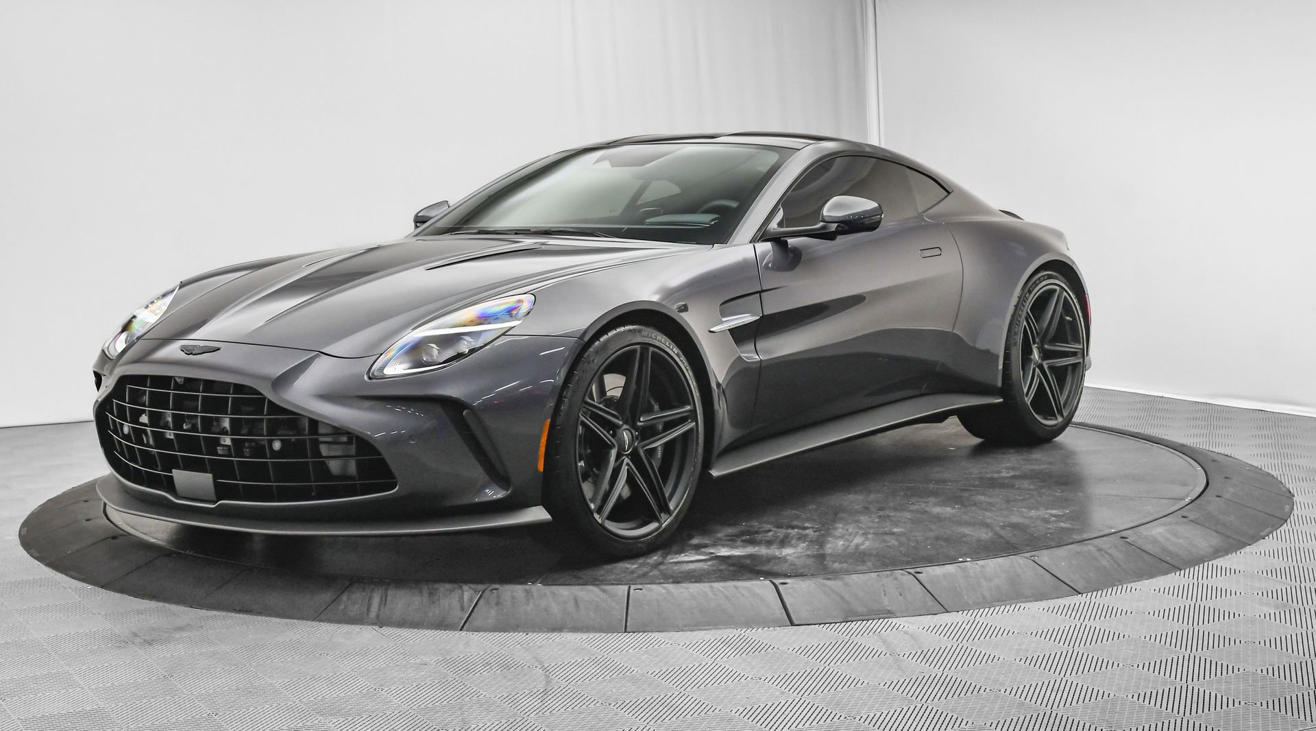 Used 2025 Aston Martin V8 Vantage Coupe image 3