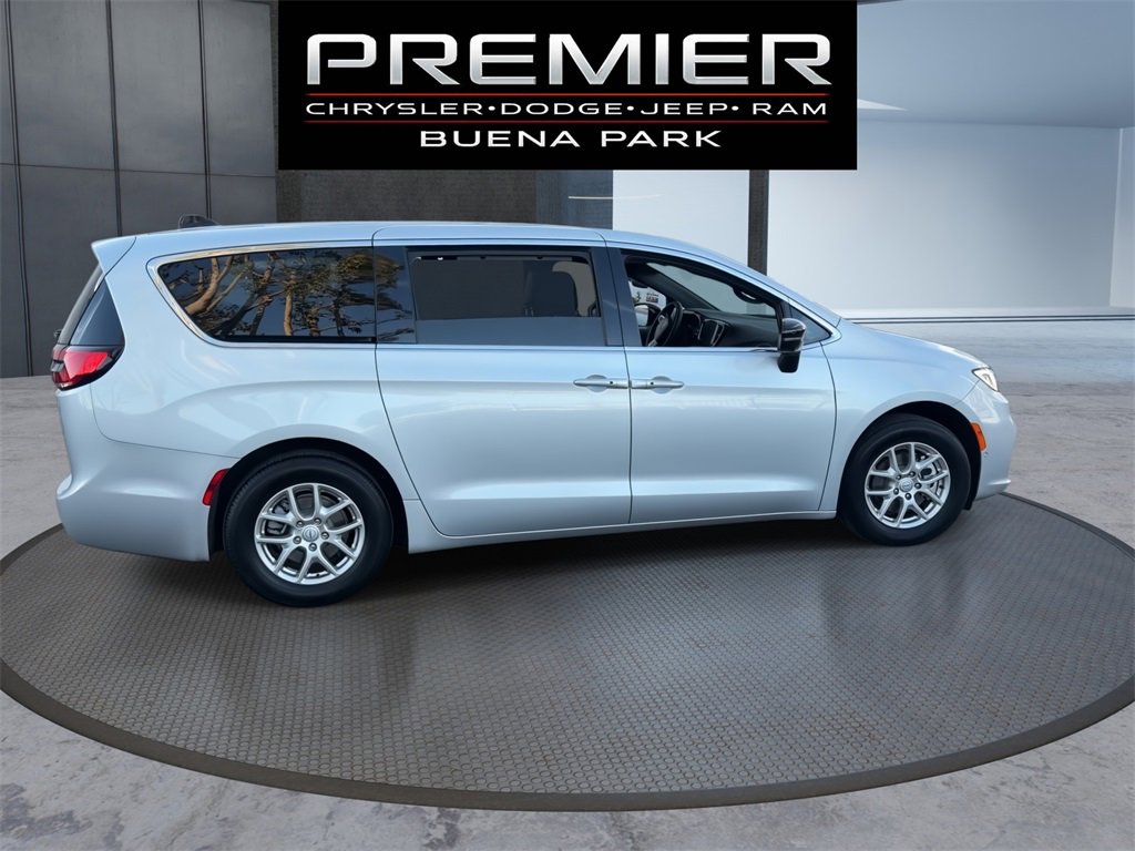 Used 2026 Chrysler Pacifica Select image 8