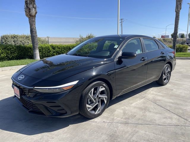 Used 2025 Hyundai Elantra Sport FWD image 4