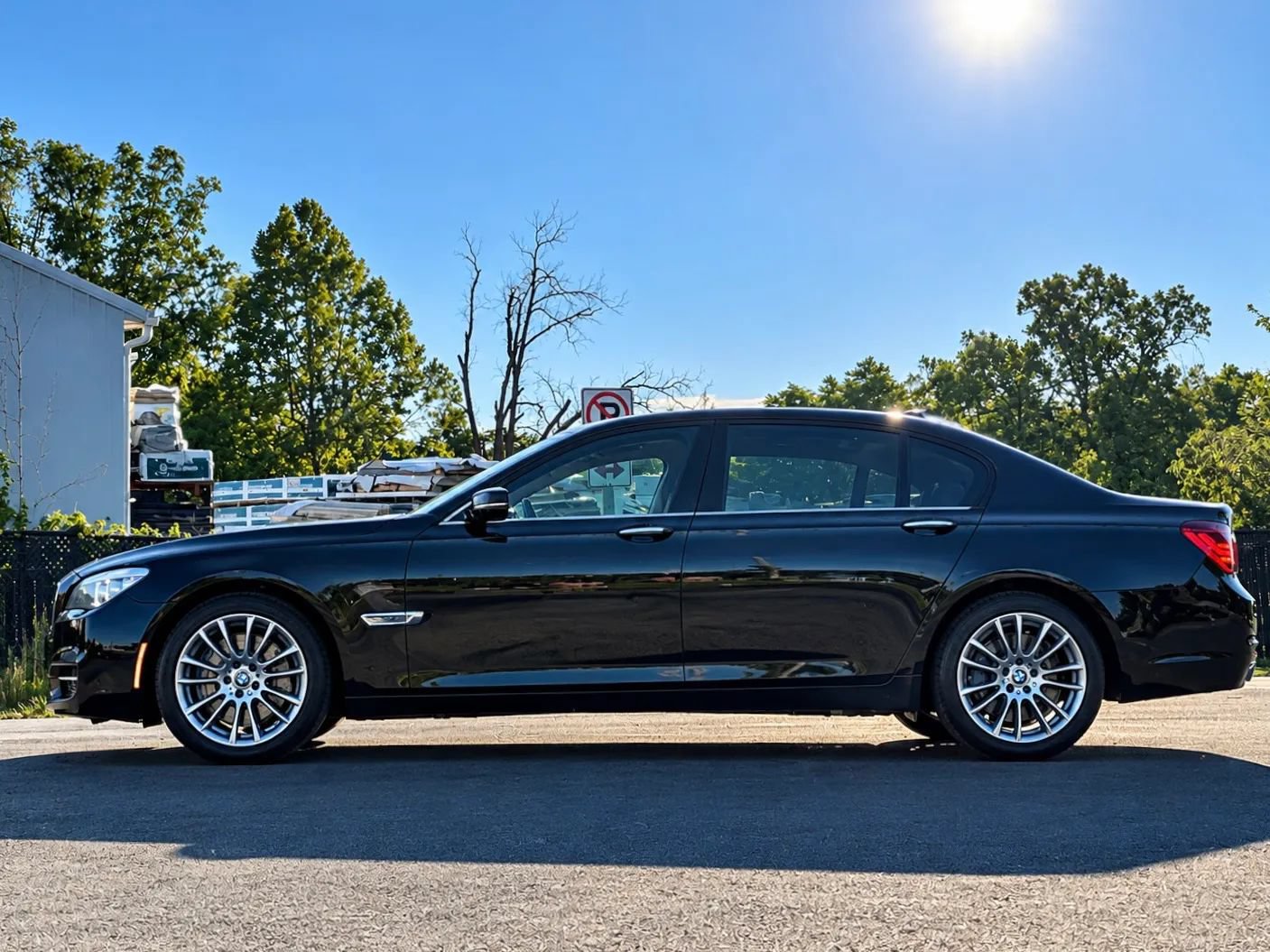 Used 2013 BMW 750Li xDrive w/ Executive Pkg AWD/4WD image 2