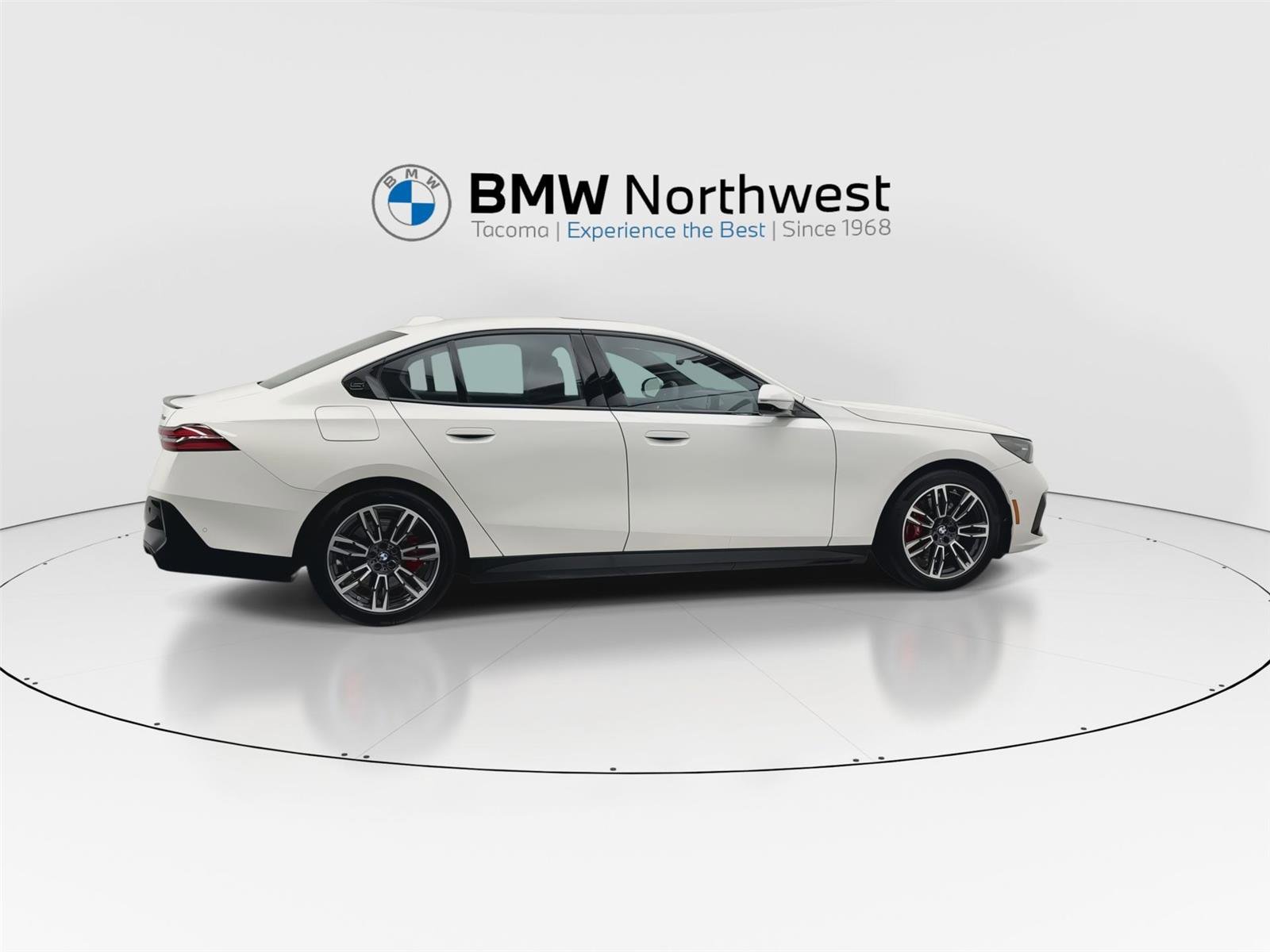 Used 2025 BMW 530i xDrive w/ M Sport Package AWD/4WD image 4