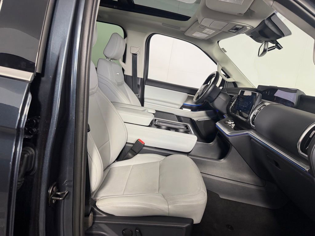 Used 2025 Ford Expedition Platinum w/ Driver's Package AWD/4WD image 30