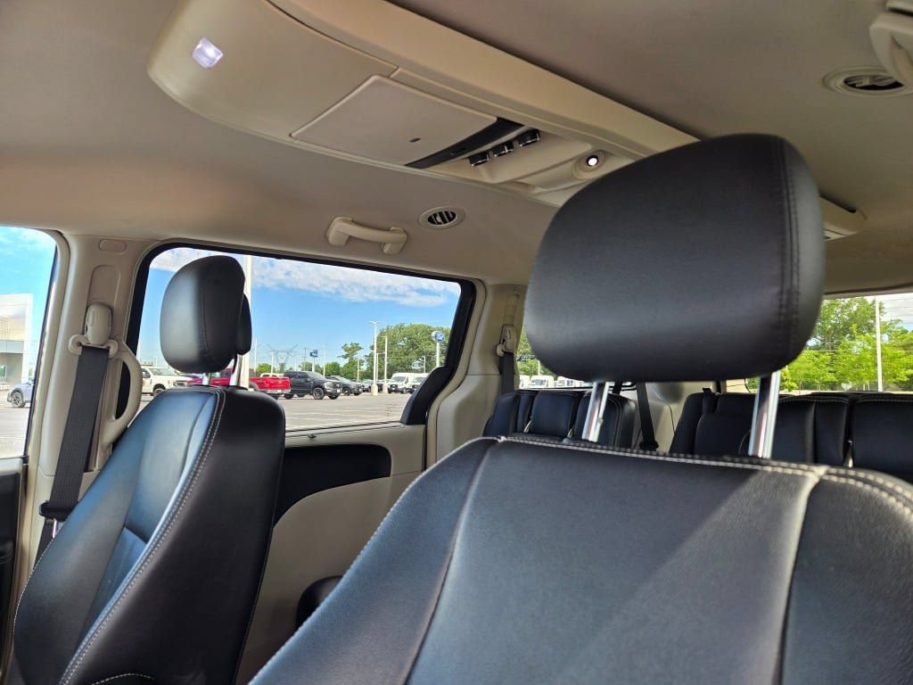 Used 2014 Chrysler Town & Country Touring FWD image 23