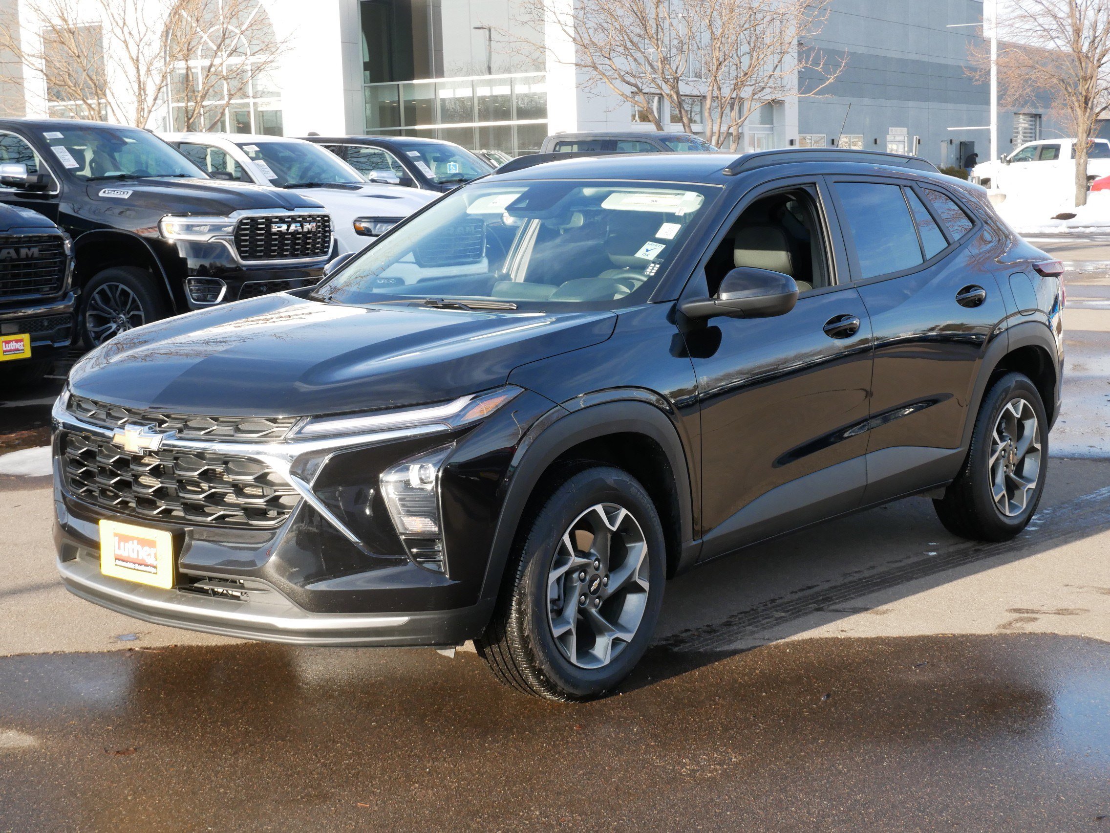 Used 2025 Chevrolet Trax LT w/ LT Convenience Package image 3