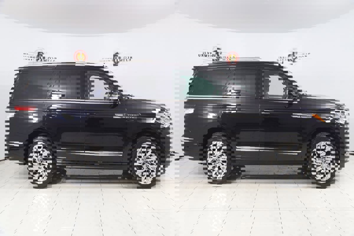 Used 2024 Lincoln Navigator Reserve AWD/4WD image 2