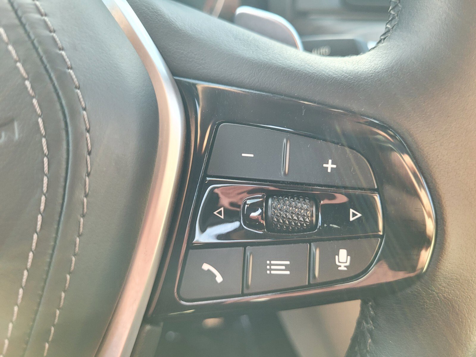 Used 2023 BMW 530i w/ Premium Package image 29