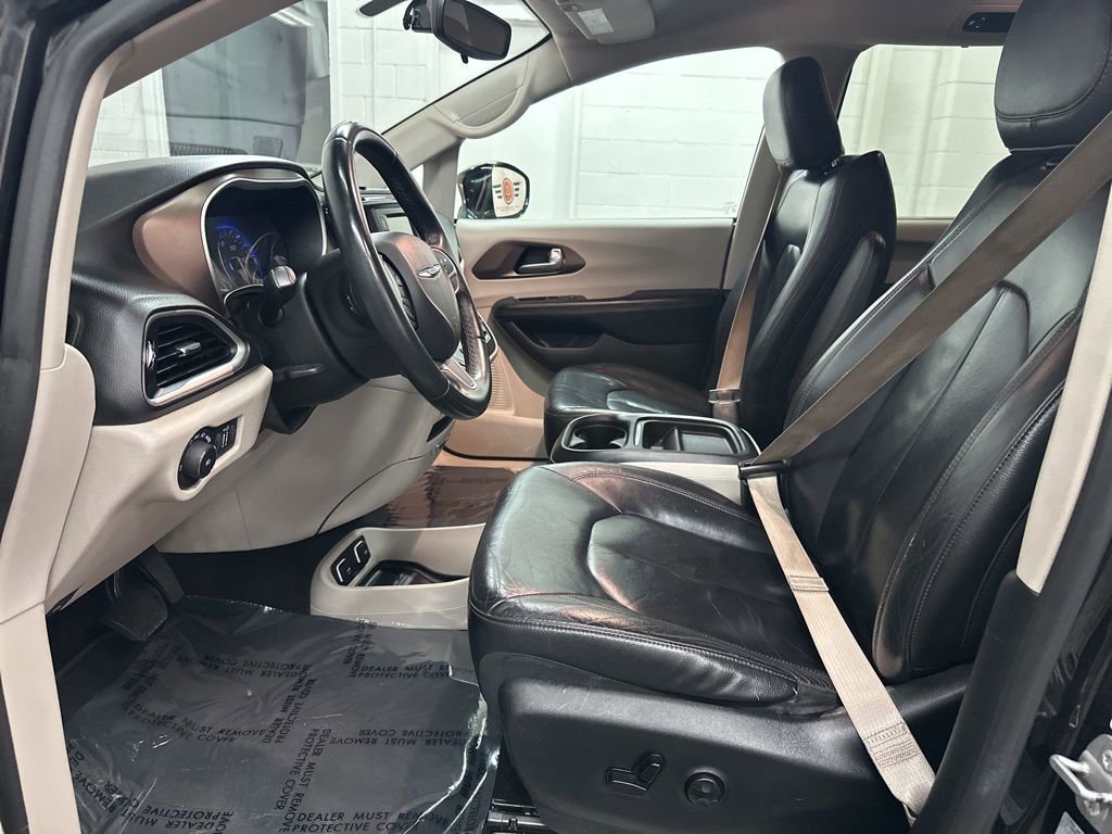 Used 2017 Chrysler Pacifica Touring-L image 18
