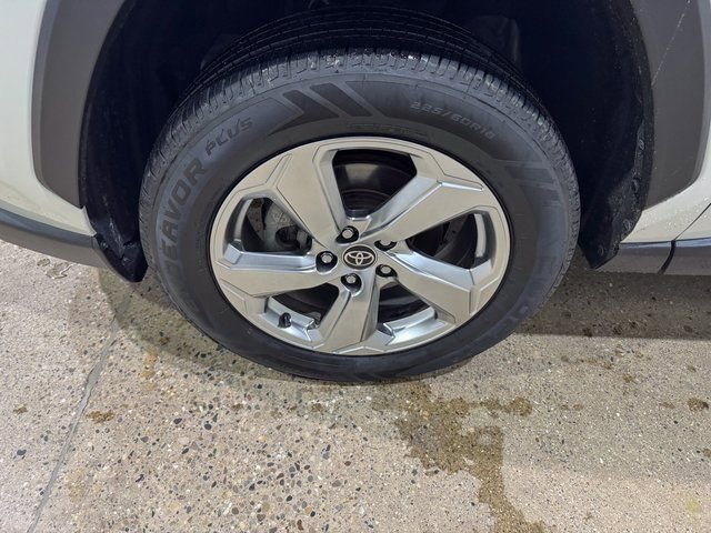 Used 2021 Toyota RAV4 XLE Premium image 10