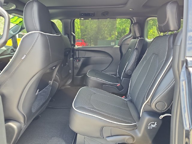 New 2026 Chrysler Pacifica Limited w/ S Appearance Package FWD image 13