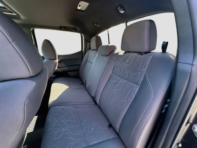 Used 2017 Toyota Tacoma TRD Off-Road w/ Premium & Technology Package AWD/4WD image 25