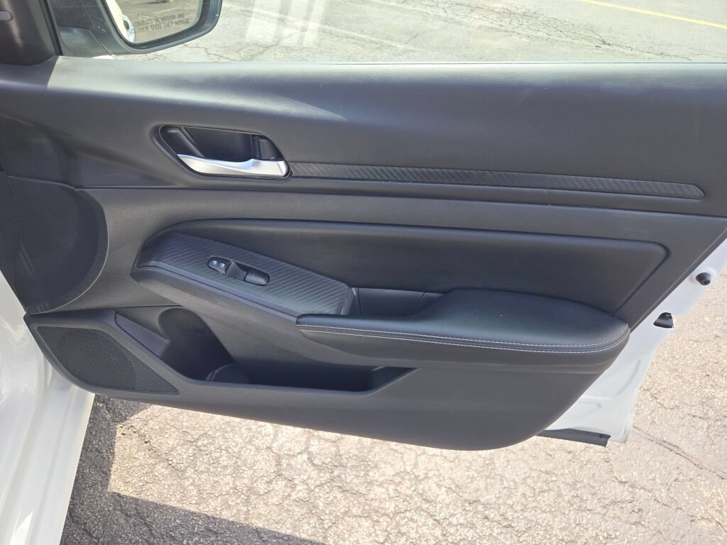 Used 2025 Nissan Altima 2.5 SV FWD image 7