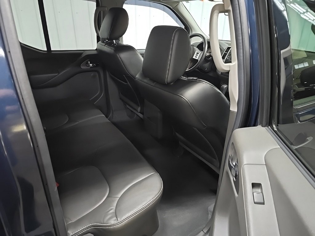Used 2020 Nissan Frontier PRO-4X w/ Pro-4x Utility Package image 18