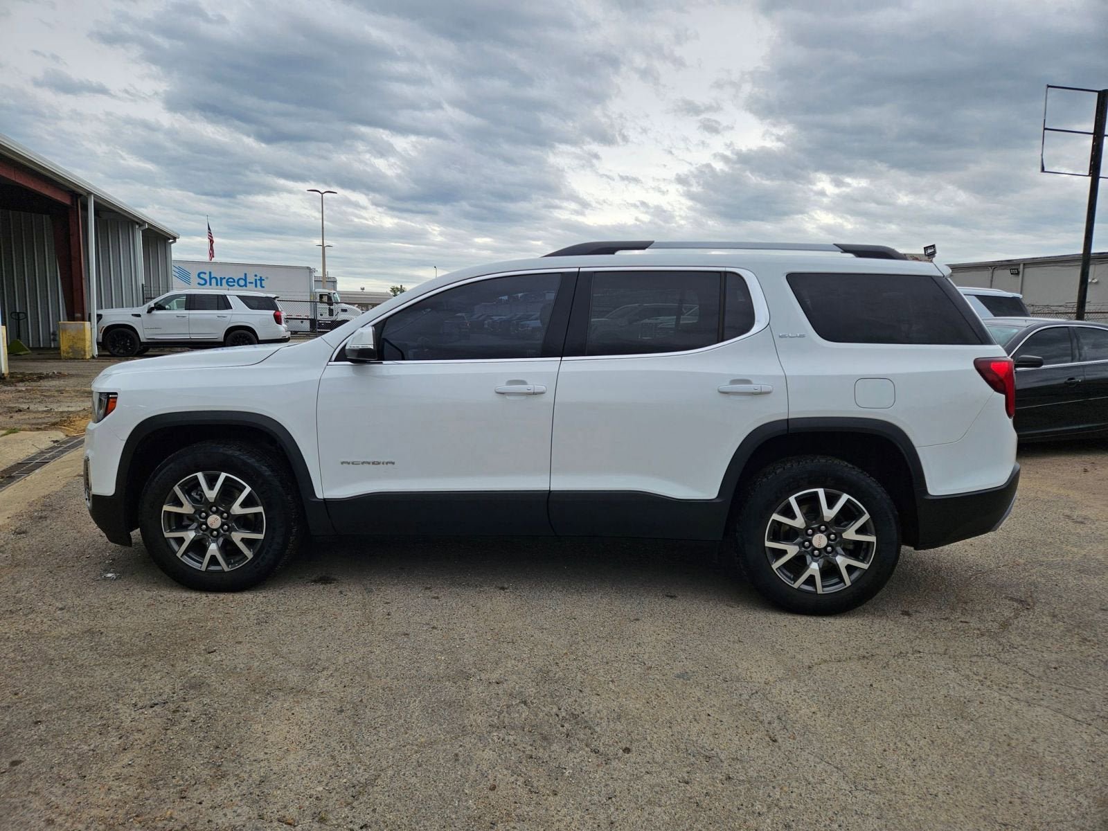 Used 2021 GMC Acadia SLE w/ Driver Convenience Package FWD image 2