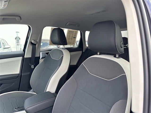 Certified 2025 Volkswagen Taos SE image 14