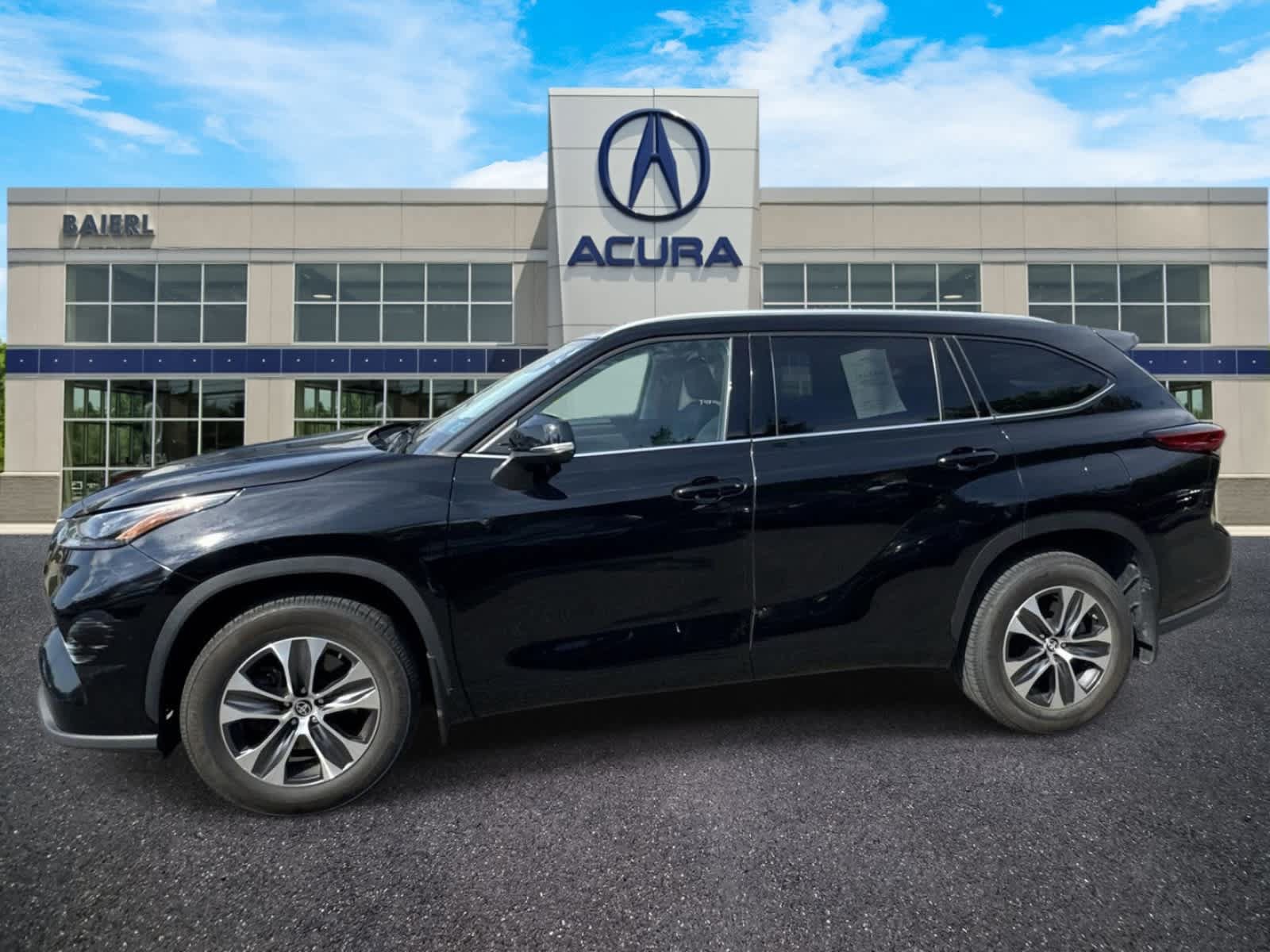 Used 2022 Toyota Highlander XLE AWD/4WD image 2