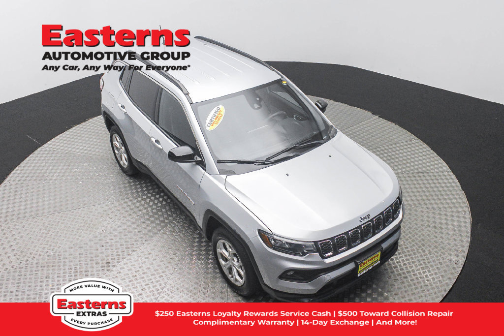 Used 2024 Jeep Compass Latitude AWD/4WD image 4