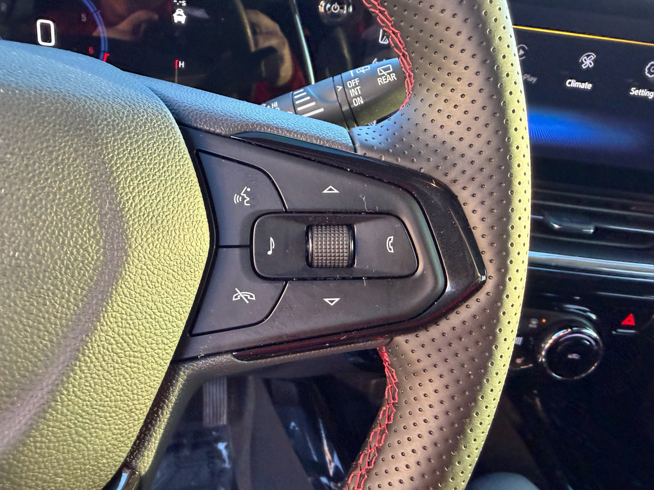 Used 2025 Chevrolet Trax RS w/ Driver Confidence Package image 26