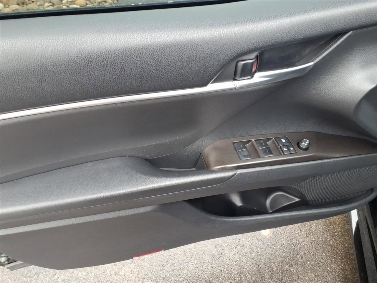 Used 2023 Toyota Camry SE w/ Cold Weather Package image 6