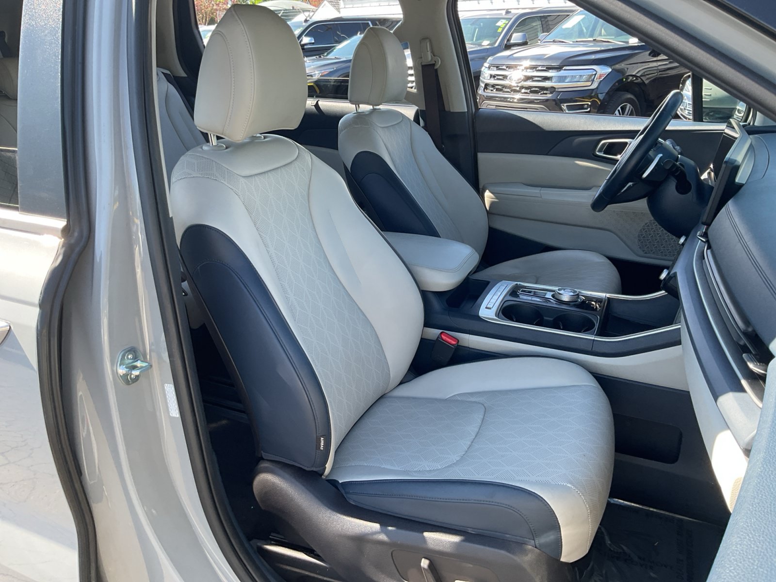 Used 2025 Kia Carnival EX FWD image 21