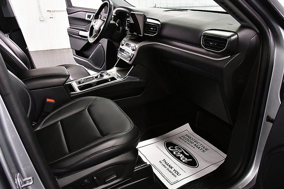 Used 2024 Ford Explorer XLT w/ Equipment Group 202A image 31