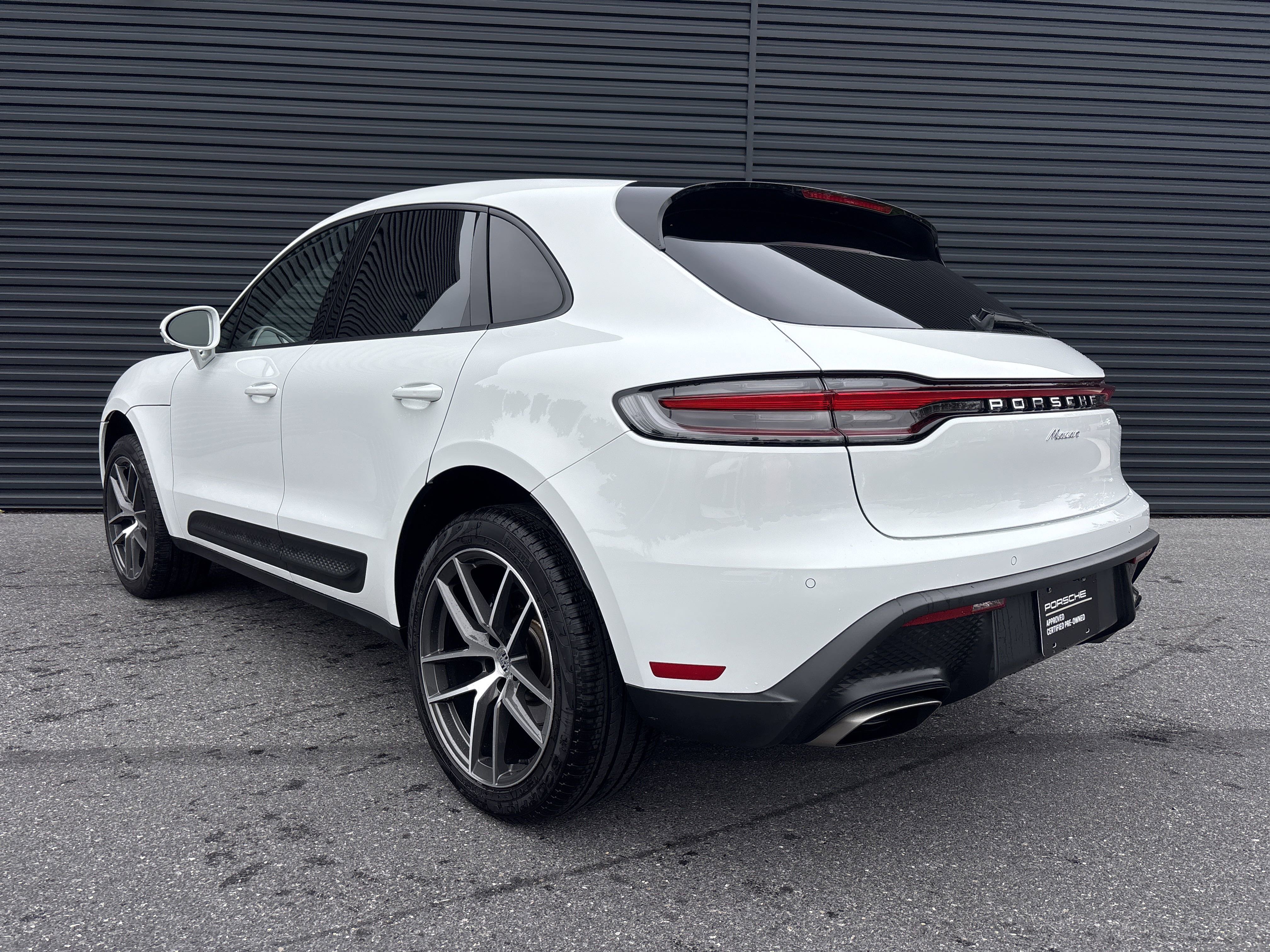 Certified 2025 Porsche Macan image 3