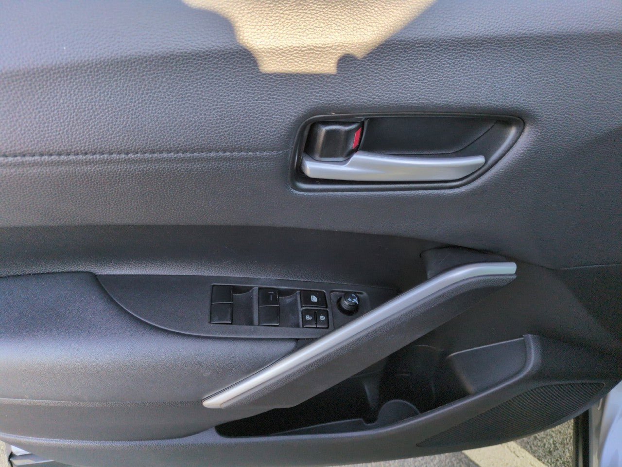 Used 2022 Toyota Corolla Cross XLE w/ Convenience Package FWD image 12