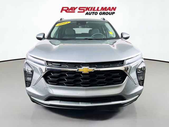 Used 2025 Chevrolet Trax LT image 2