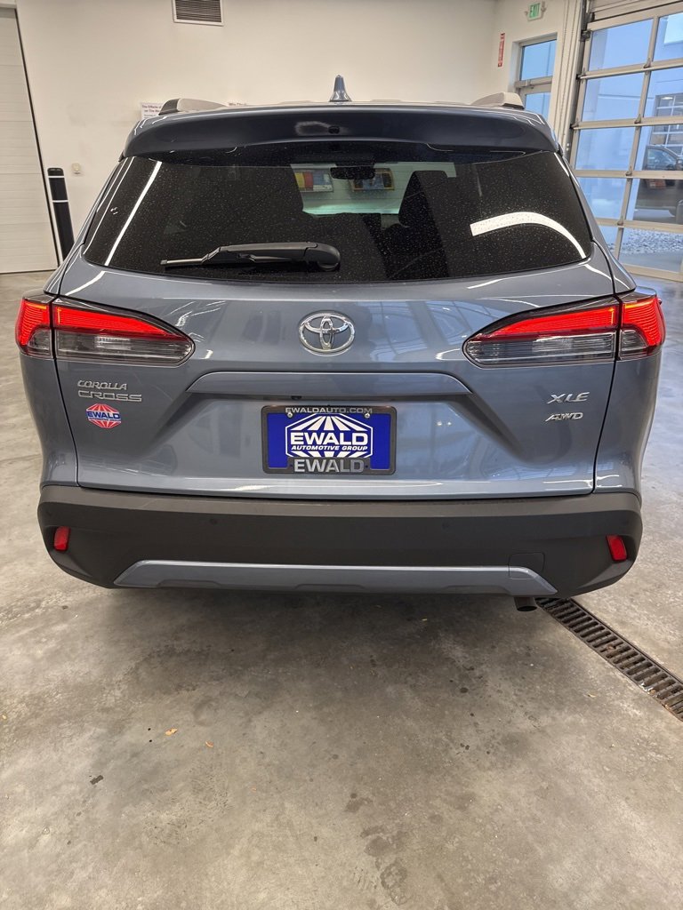 Used 2023 Toyota Corolla Cross XLE image 3