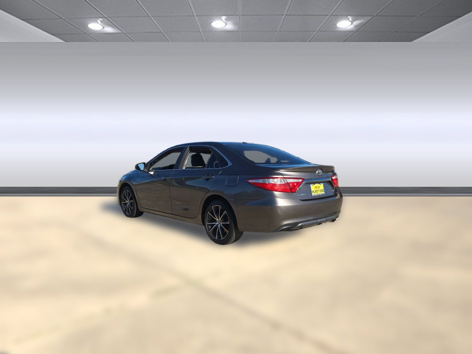 Used 2016 Toyota Camry XSE image 3