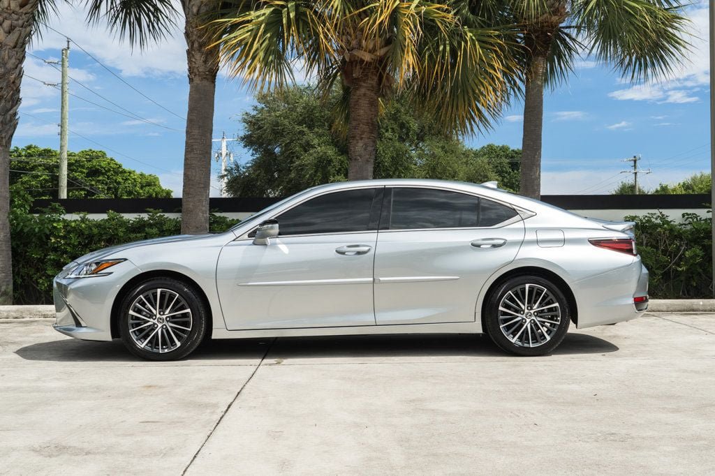 Used 2025 Lexus ES 300h w/ Premium Package FWD image 3
