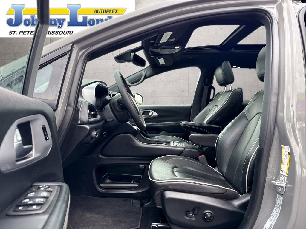 Used 2025 Chrysler Pacifica Limited image 11