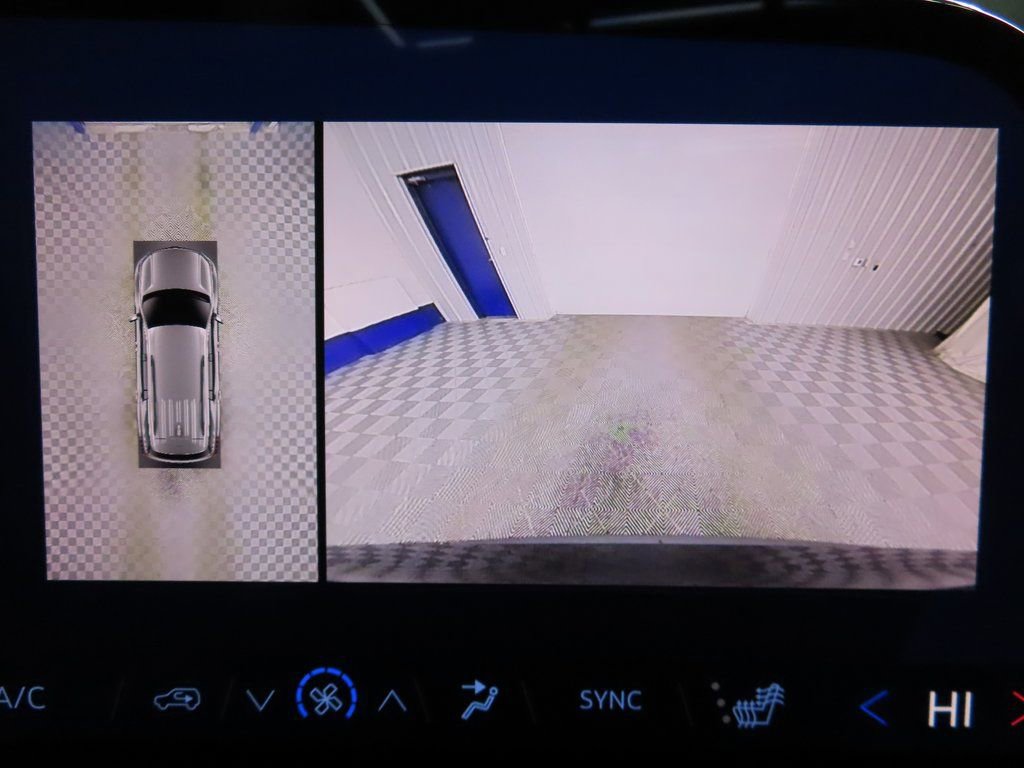 Used 2025 Chevrolet Traverse Z71 image 15