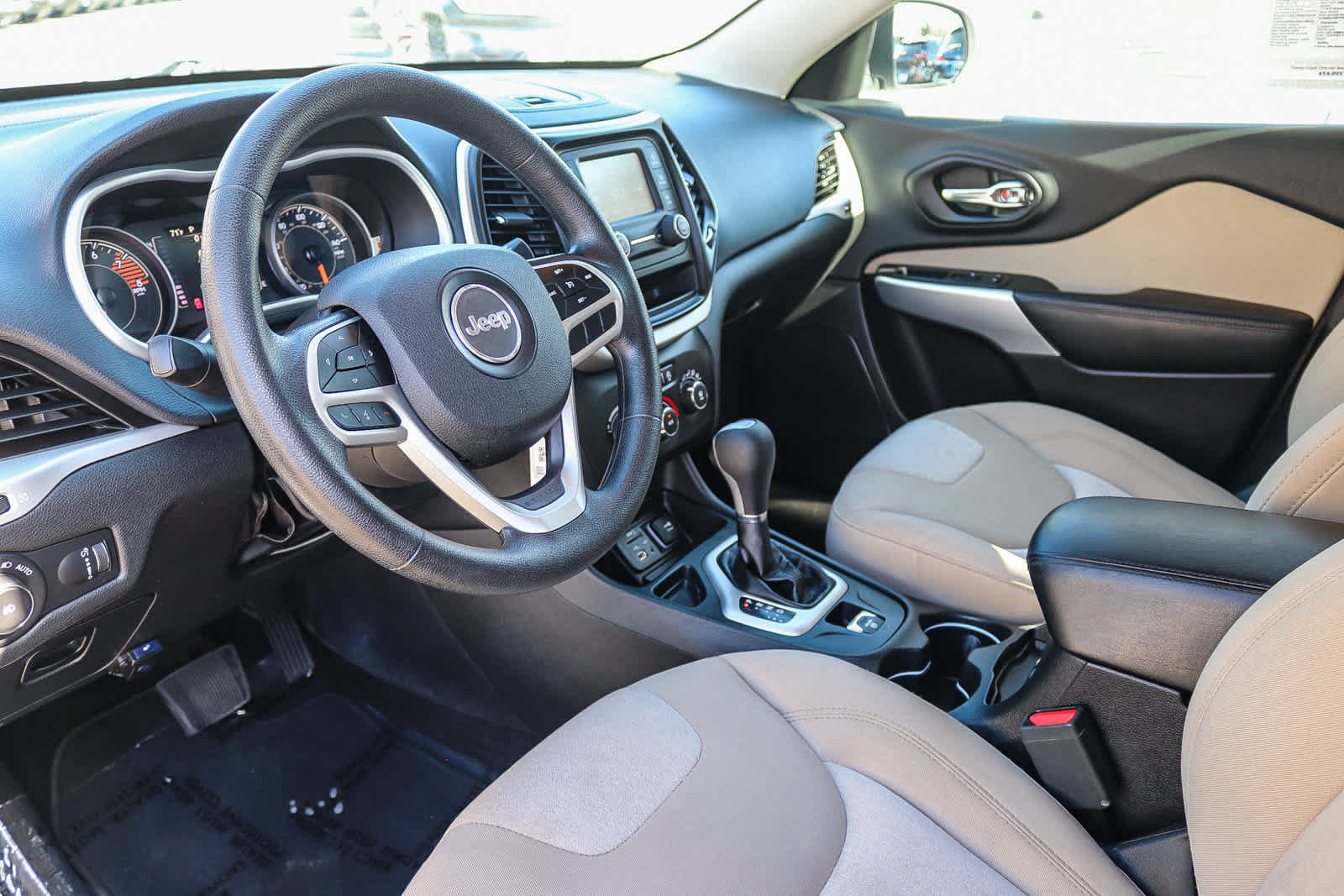 Used 2018 Jeep Cherokee Latitude FWD image 17