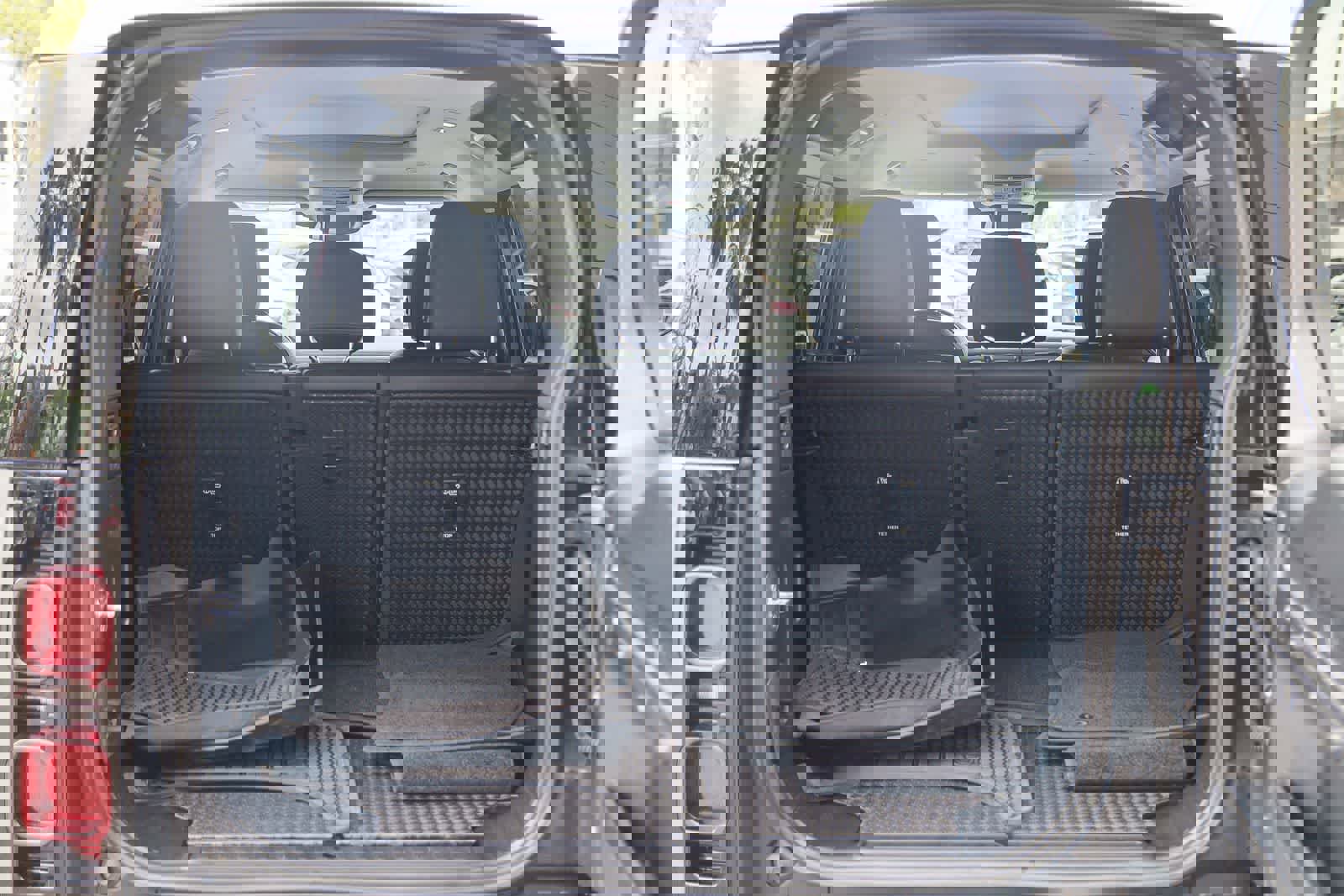 Used 2024 Land Rover Defender 110 S image 29