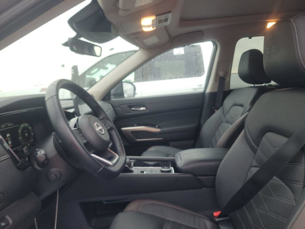 Certified 2025 Nissan Pathfinder Platinum w/ Cargo Package AWD/4WD image 37