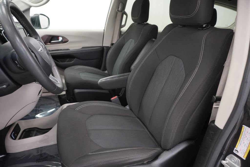 Certified 2023 Chrysler Voyager LX FWD image 15