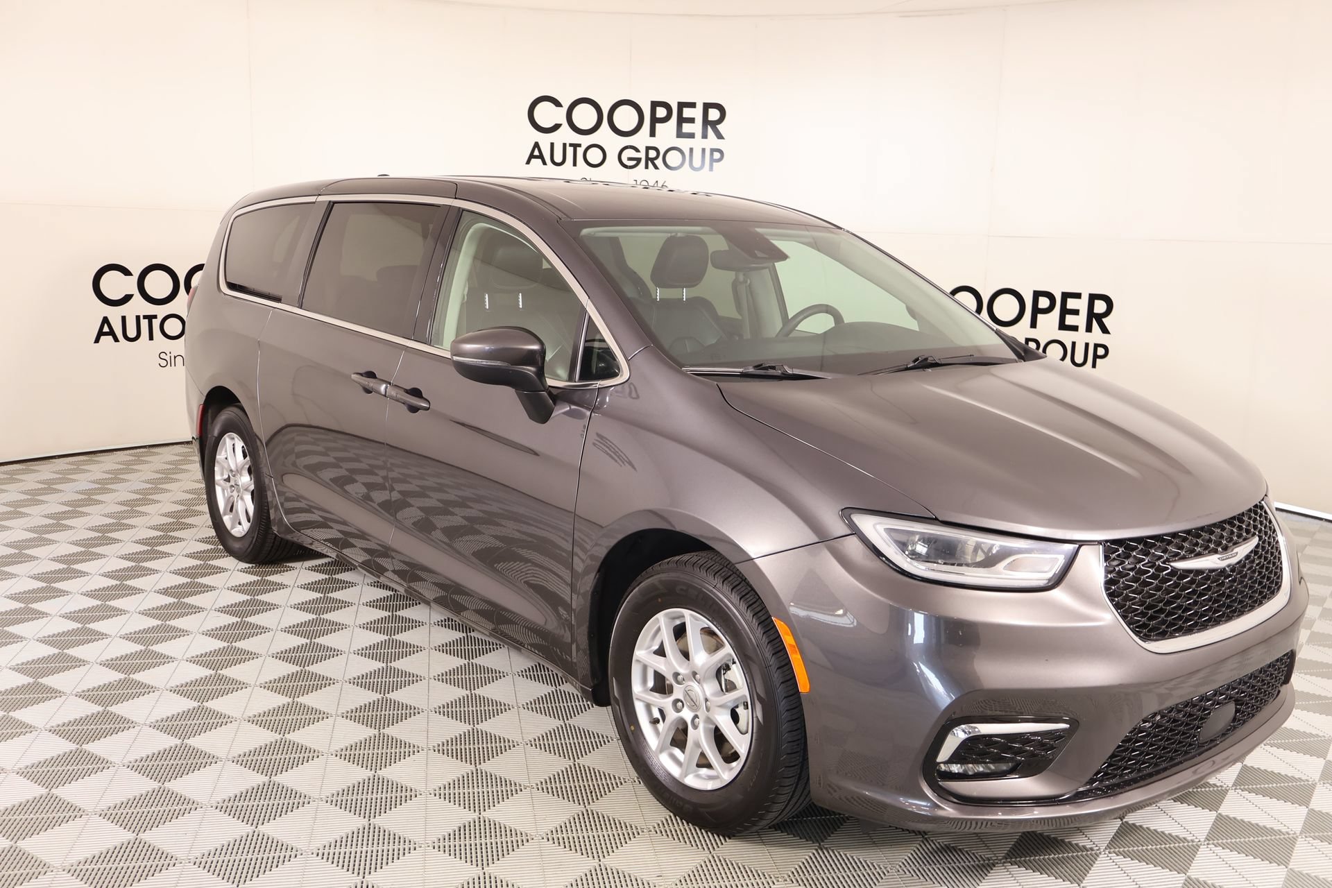 Used 2023 Chrysler Pacifica Touring-L FWD image 1