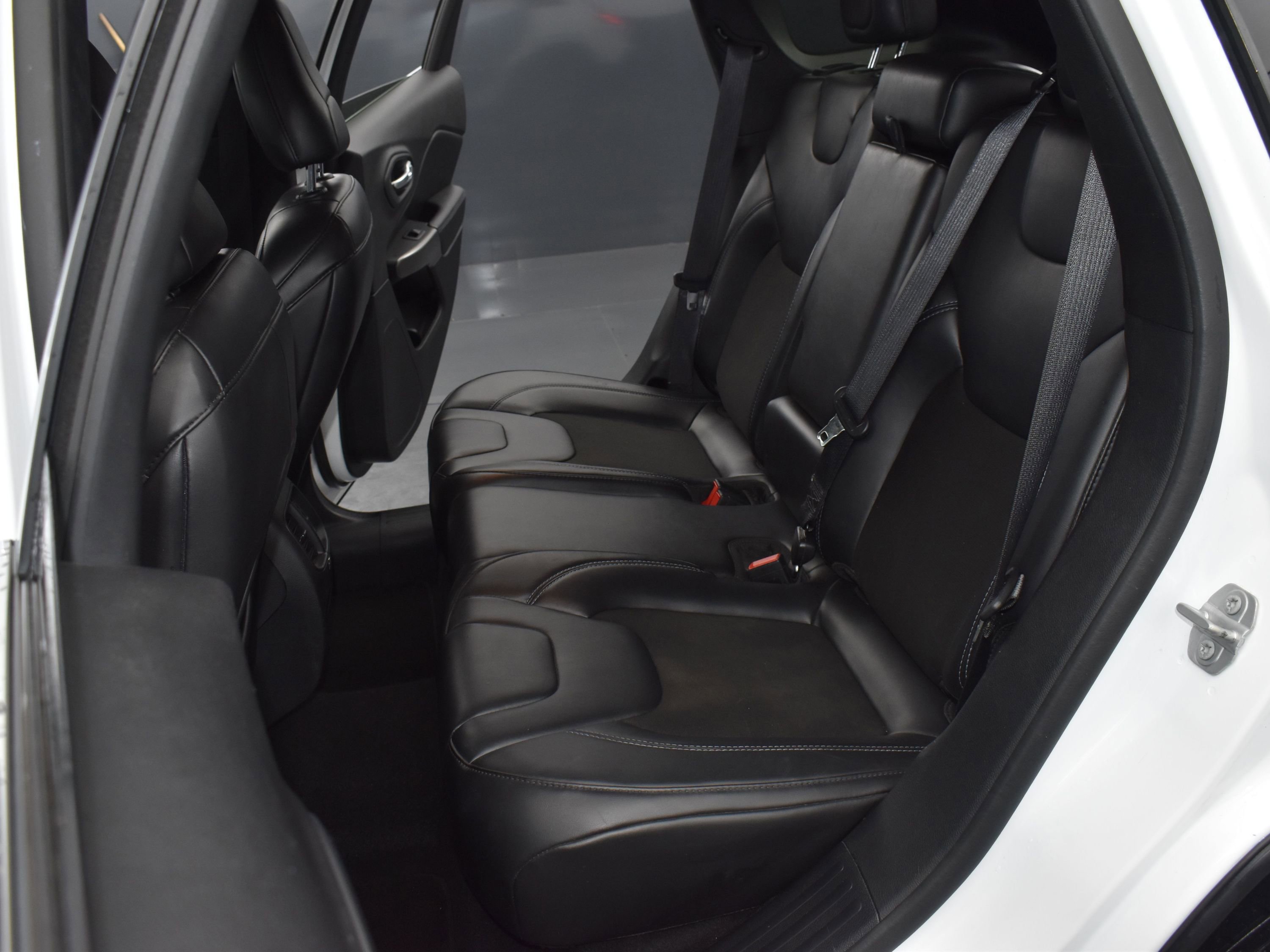 Used 2020 Jeep Cherokee Latitude Plus image 22