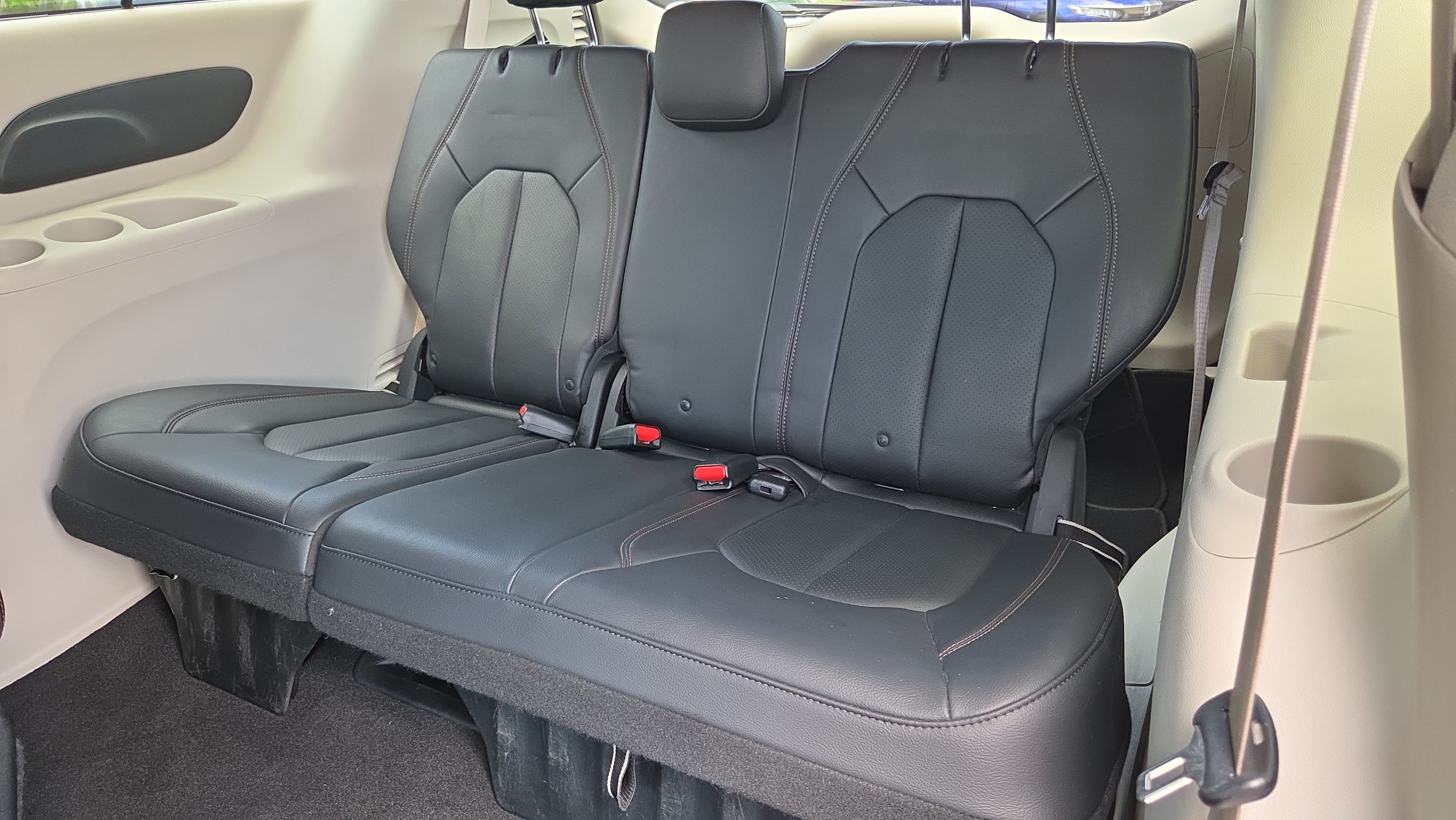 Used 2018 Chrysler Pacifica Touring-L w/ Tire & Wheel Group FWD image 15
