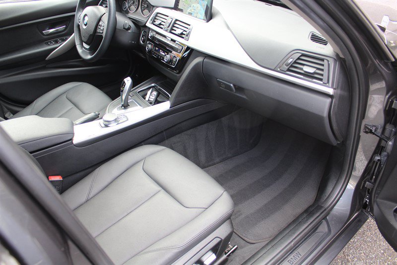 Used 2018 BMW 320i xDrive Sedan AWD/4WD image 30