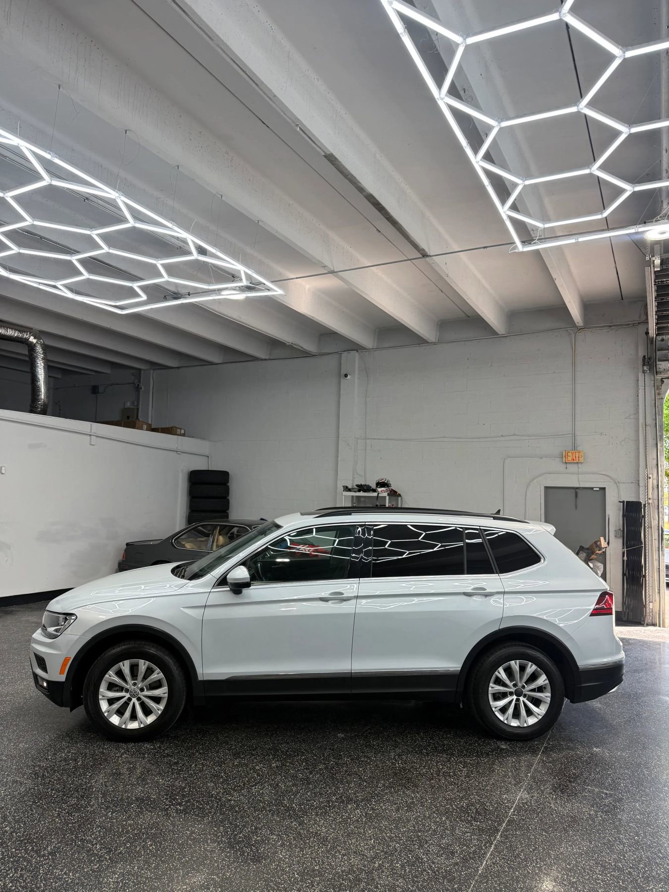 Used 2018 Volkswagen Tiguan SE w/ Panoramic Sunroof Package FWD image 7