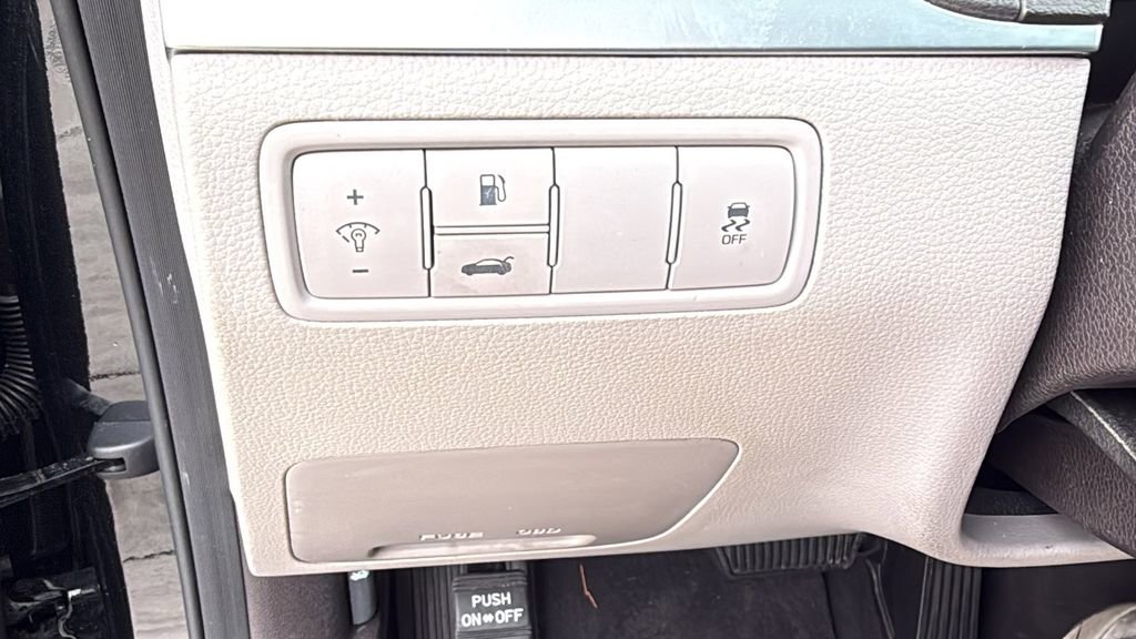 Used 2016 Hyundai Genesis 3.8 RWD image 28