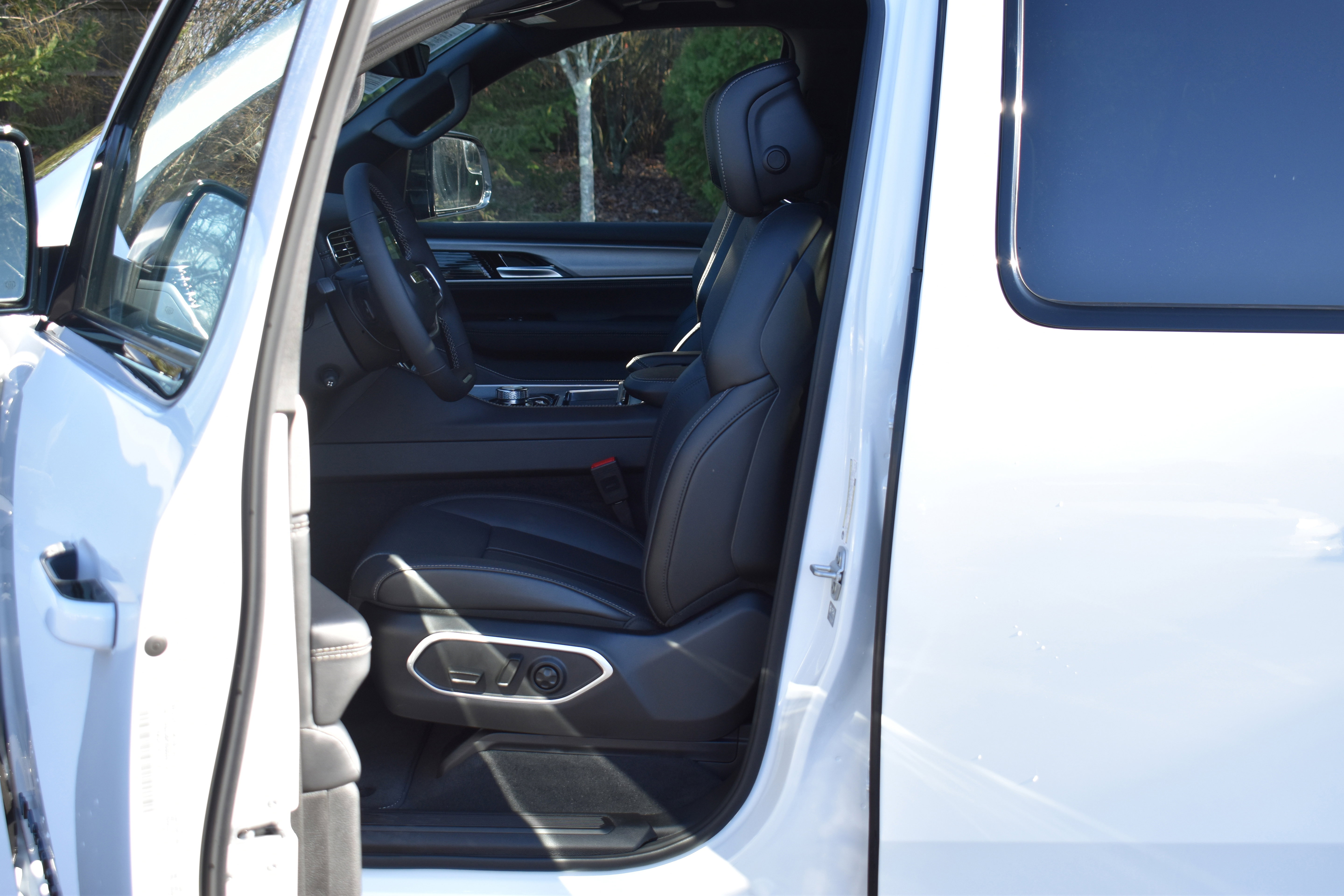 Used 2025 Jeep Wagoneer L Series II w/ Premium Group I image 17