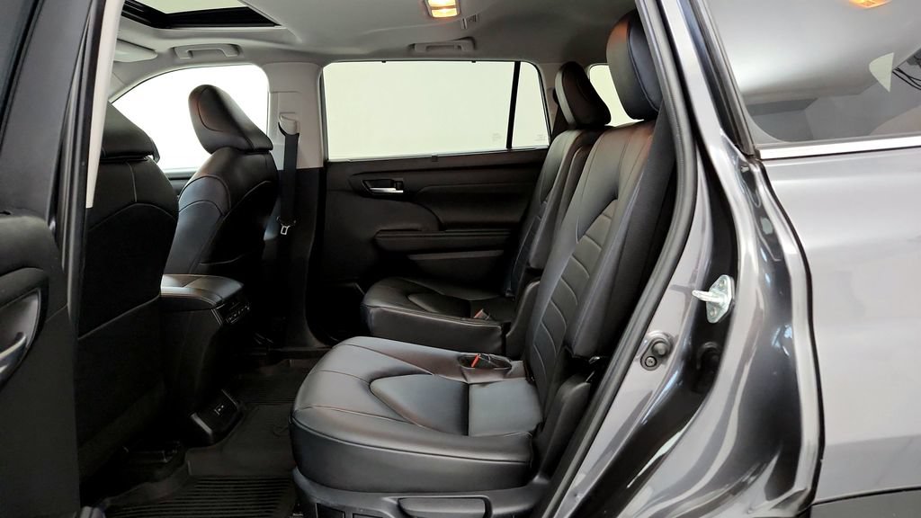 Used 2024 Toyota Highlander XLE AWD/4WD image 21