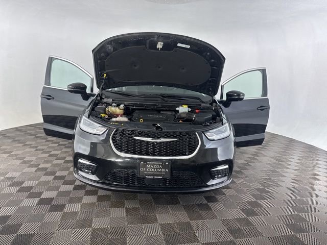 Used 2022 Chrysler Pacifica Touring-L w/ Uconnect Theater Family Group image 11