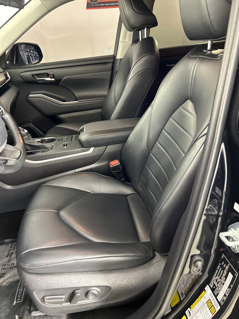 Used 2022 Toyota Highlander XLE FWD image 12