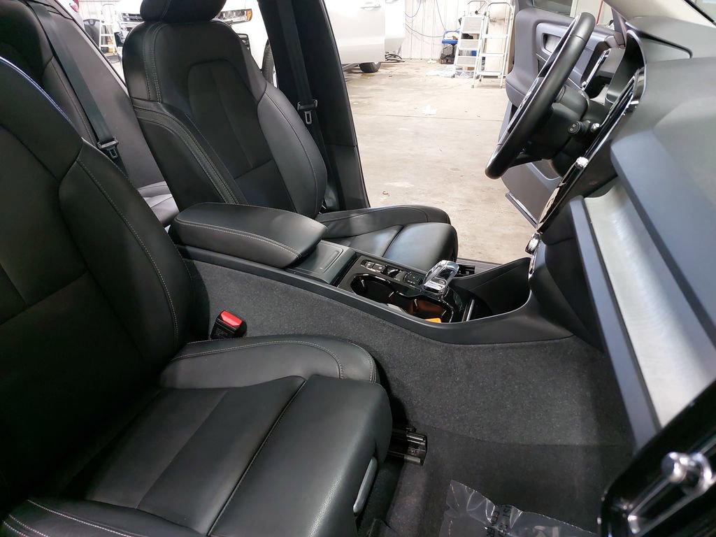 Used 2024 Volvo XC40 B5 Plus w/ Climate Package image 10
