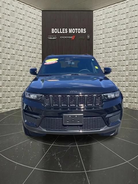 Used 2023 Jeep Grand Cherokee Altitude AWD/4WD image 16