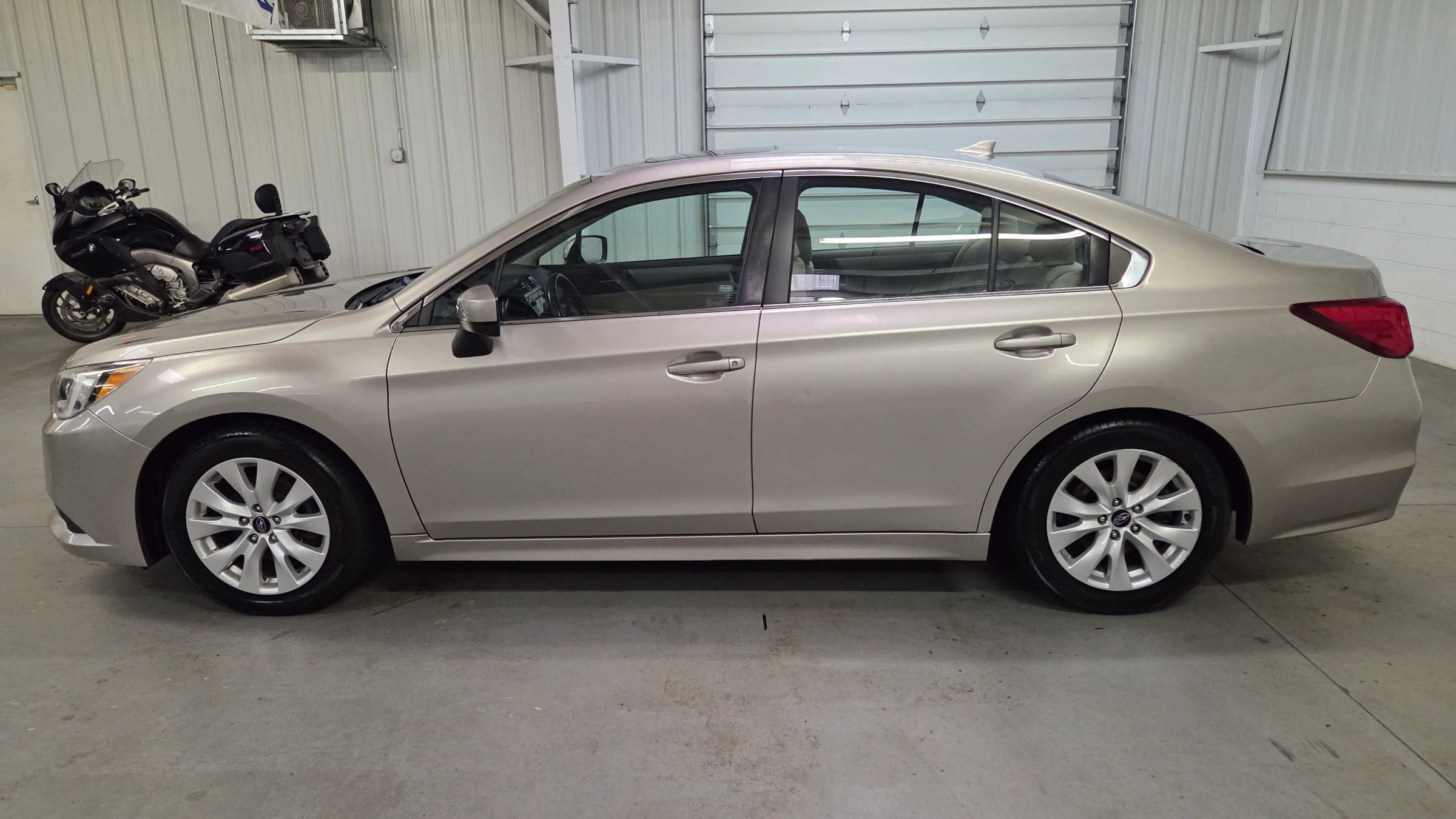 Used 2017 Subaru Legacy 2.5i Premium w/ Moonroof Package AWD/4WD image 3