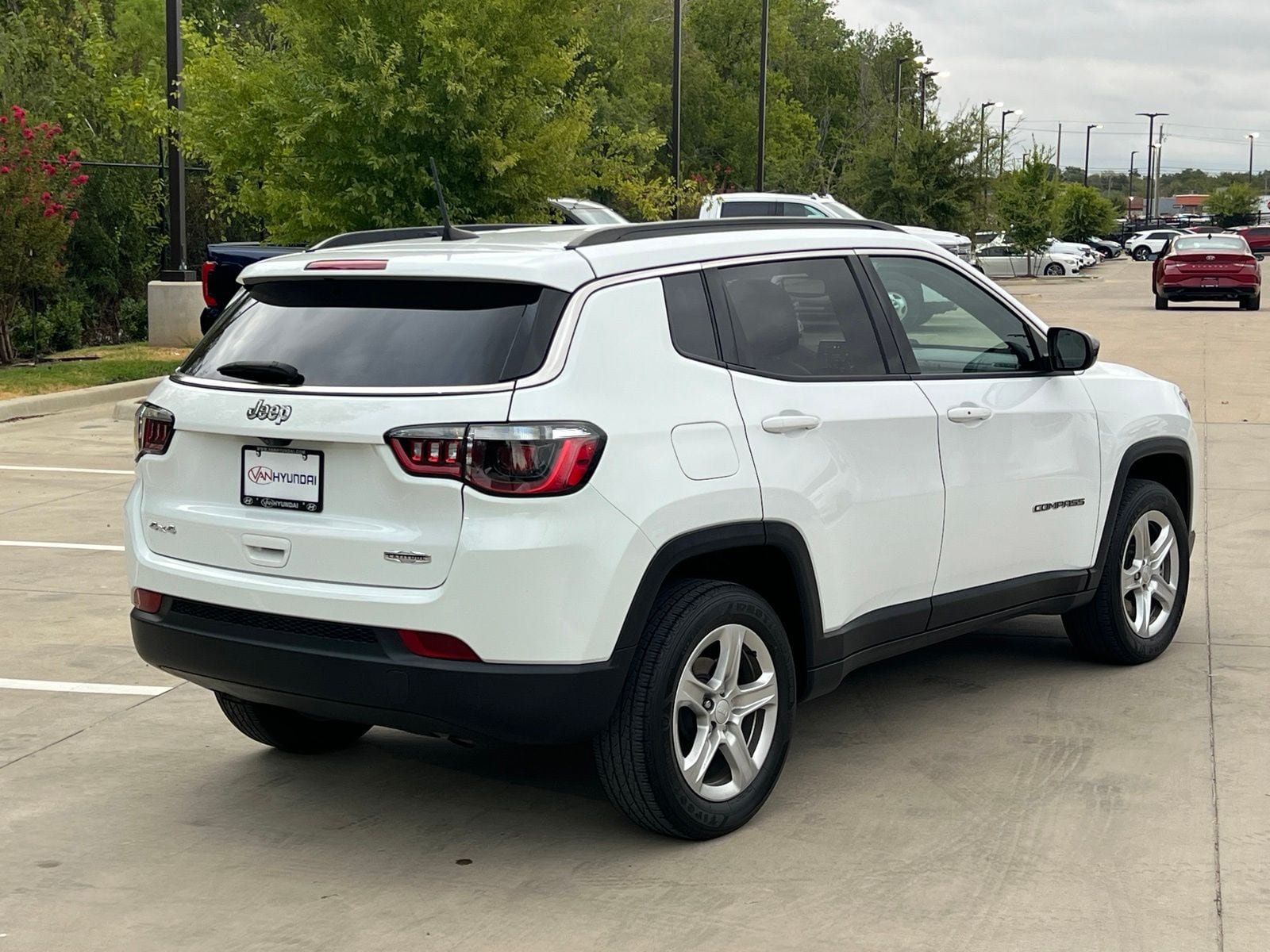 Used 2023 Jeep Compass Latitude w/ Convenience Group AWD/4WD image 11